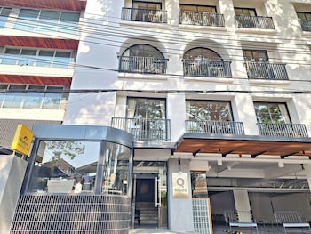 q space sathorn narathiwas 18