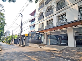 q space sathorn narathiwas 18