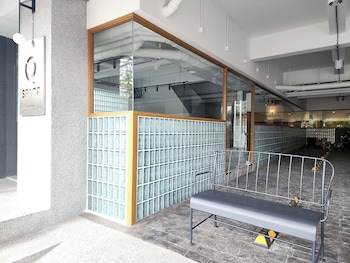 q space sathorn narathiwas 18