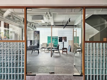 q space sathorn narathiwas 18
