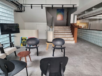 q space sathorn narathiwas 18