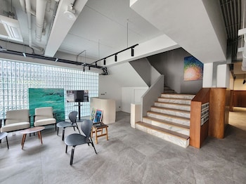 q space sathorn narathiwas 18