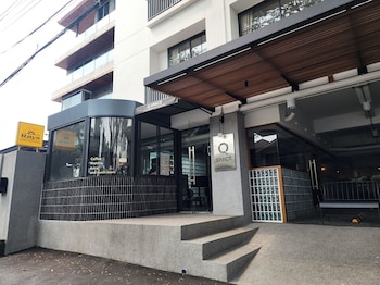 q space sathorn narathiwas 18