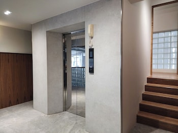 q space sathorn narathiwas 18