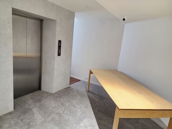 q space sathorn narathiwas 18