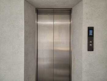 q space sathorn narathiwas 18