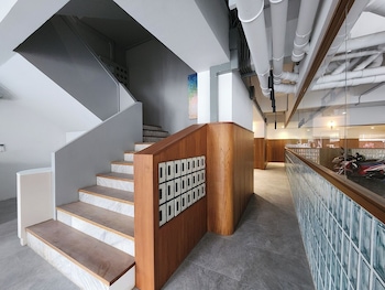 q space sathorn narathiwas 18
