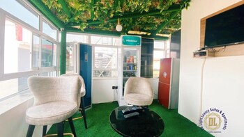 de light luxury suites and apartment