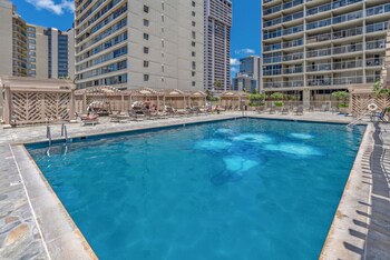 comfy and modern condo by waikiki