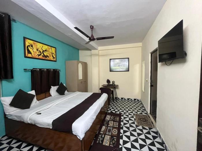 hotel south embassy near satya niketan