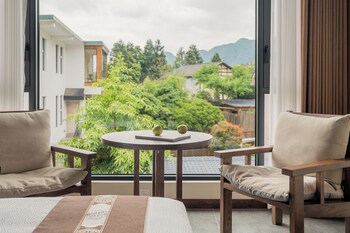 zhangjiajie stone forest retreat