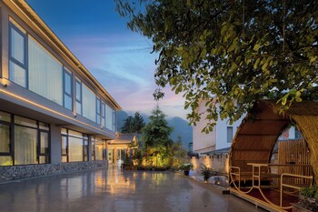 zhangjiajie stone forest retreat