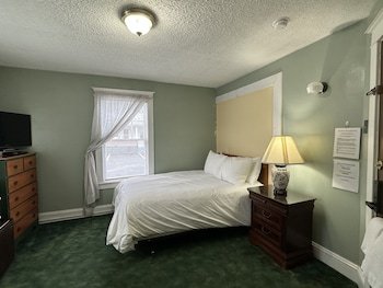 The Colonial Inn & Creamery,Trumansburg>>Ithaca,2 star