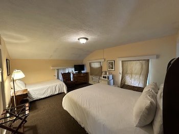 The Colonial Inn & Creamery,Trumansburg>>Ithaca,2 star