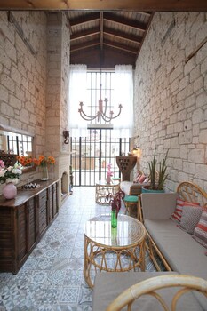 thera alacati otel