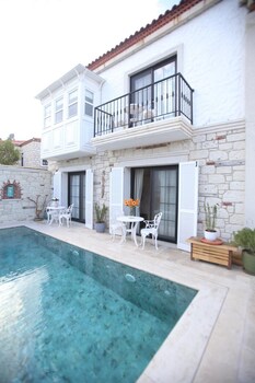 thera alacati otel
