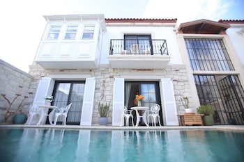 thera alacati otel