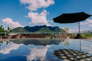 Zhangjiajie Peak & Cloud Retreat,,3 star