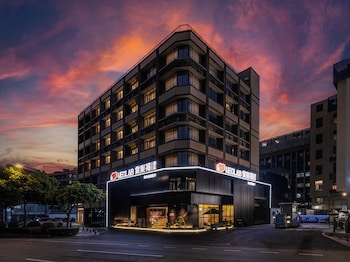Neolab Hotel - Guangzhou Financial City Tianhe Zhucun Metro Station,,4 star