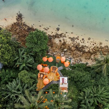 the cozy beach front hotel