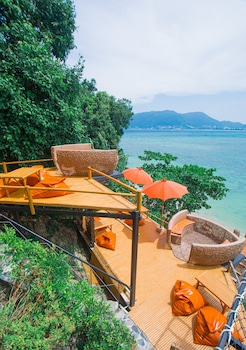 the cozy beach front hotel