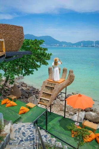 the cozy beach front hotel
