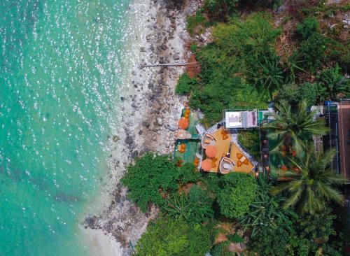 the cozy beach front hotel
