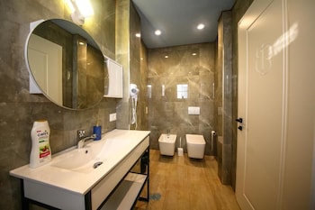 tonis rooms vlore