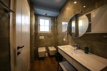tonis rooms vlore