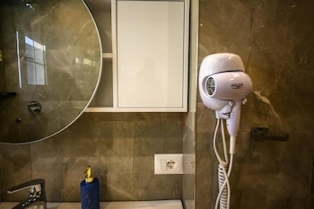 tonis rooms vlore