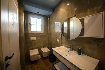 tonis rooms vlore