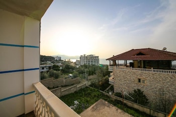 tonis rooms vlore