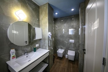 tonis rooms vlore