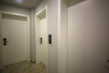 tonis rooms vlore
