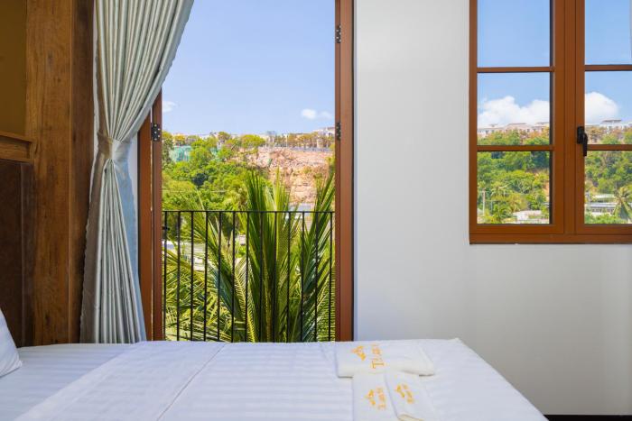 th luxury hotel