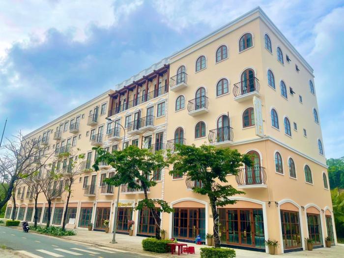th luxury hotel