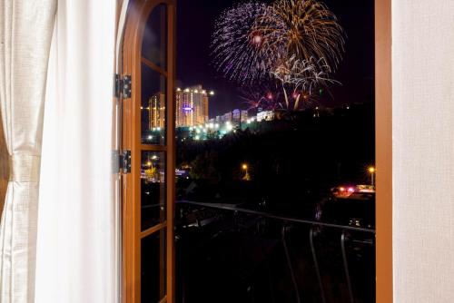 th luxury hotel