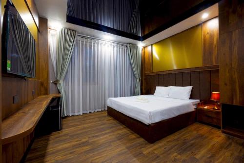 th luxury hotel