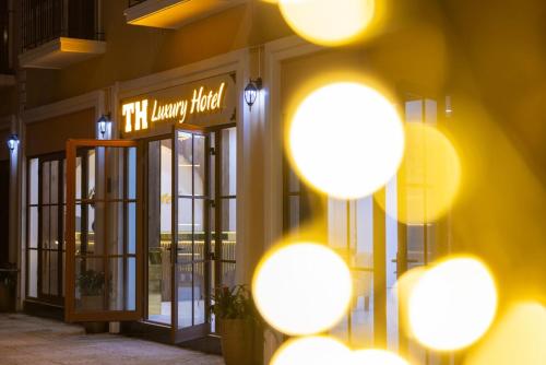 th luxury hotel