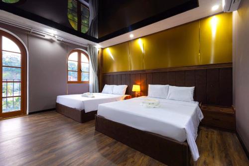th luxury hotel