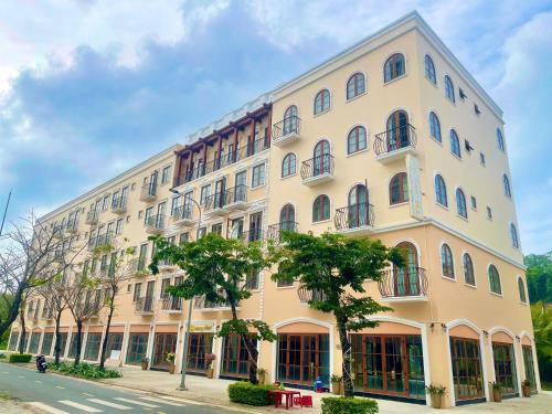 th luxury hotel