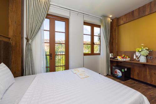 th luxury hotel