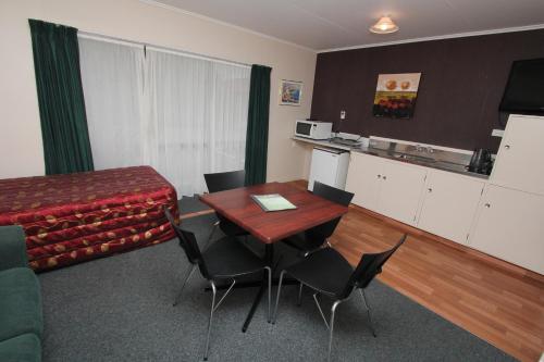 commodore motor lodge