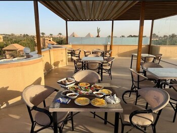 solis pyramids view hotel