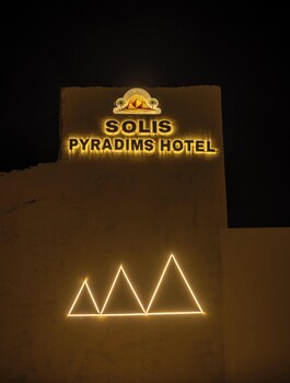 solis pyramids view hotel