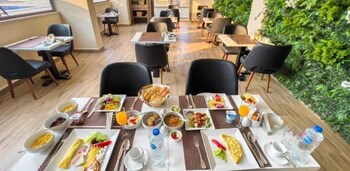 solis pyramids view hotel