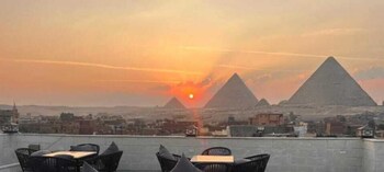 solis pyramids view hotel