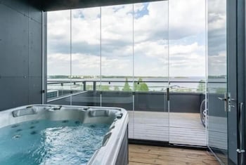 Luxurious Penthouse - Hot Tub & Sauna,,5 star