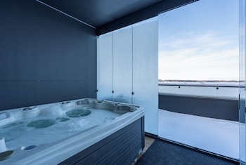 Luxurious Penthouse - Hot Tub & Sauna,,5 star