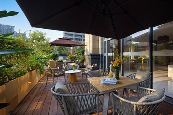 howard johnson club hotel